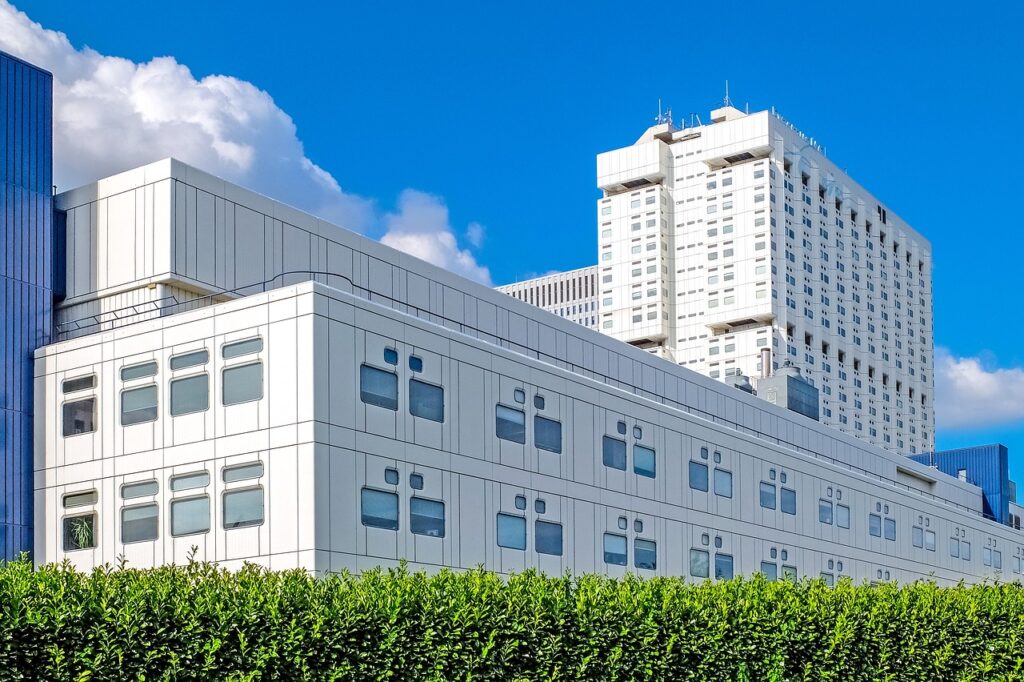 large white hospital with multiple floors demonstrating building size